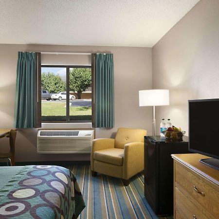 Super 8 By Wyndham Batesville Bagian luar foto