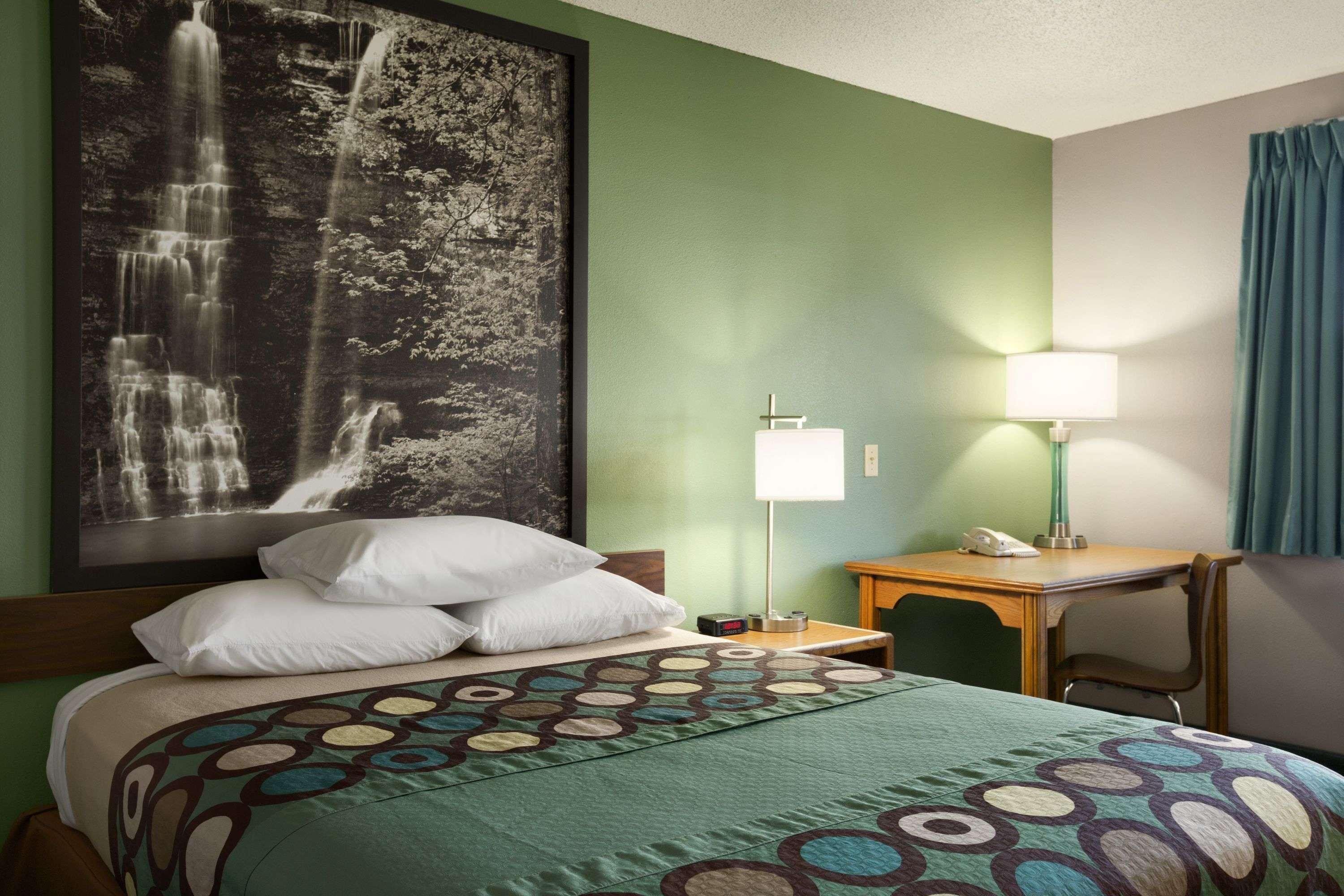 Super 8 By Wyndham Batesville Bagian luar foto