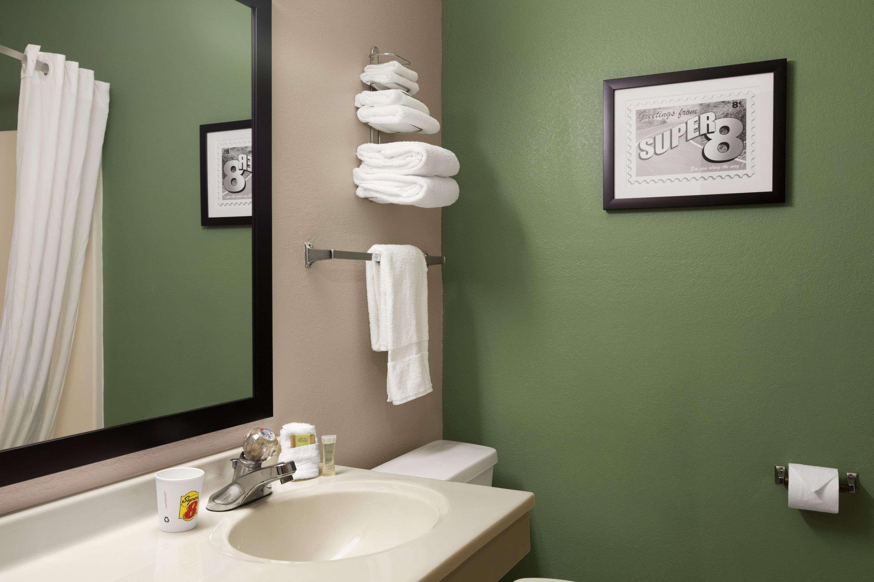 Super 8 By Wyndham Batesville Bagian luar foto