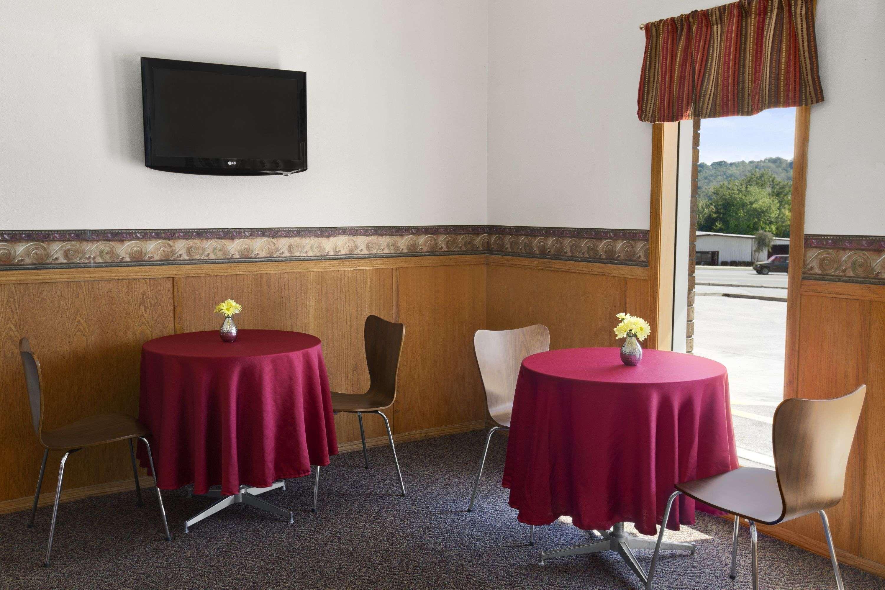 Super 8 By Wyndham Batesville Bagian luar foto