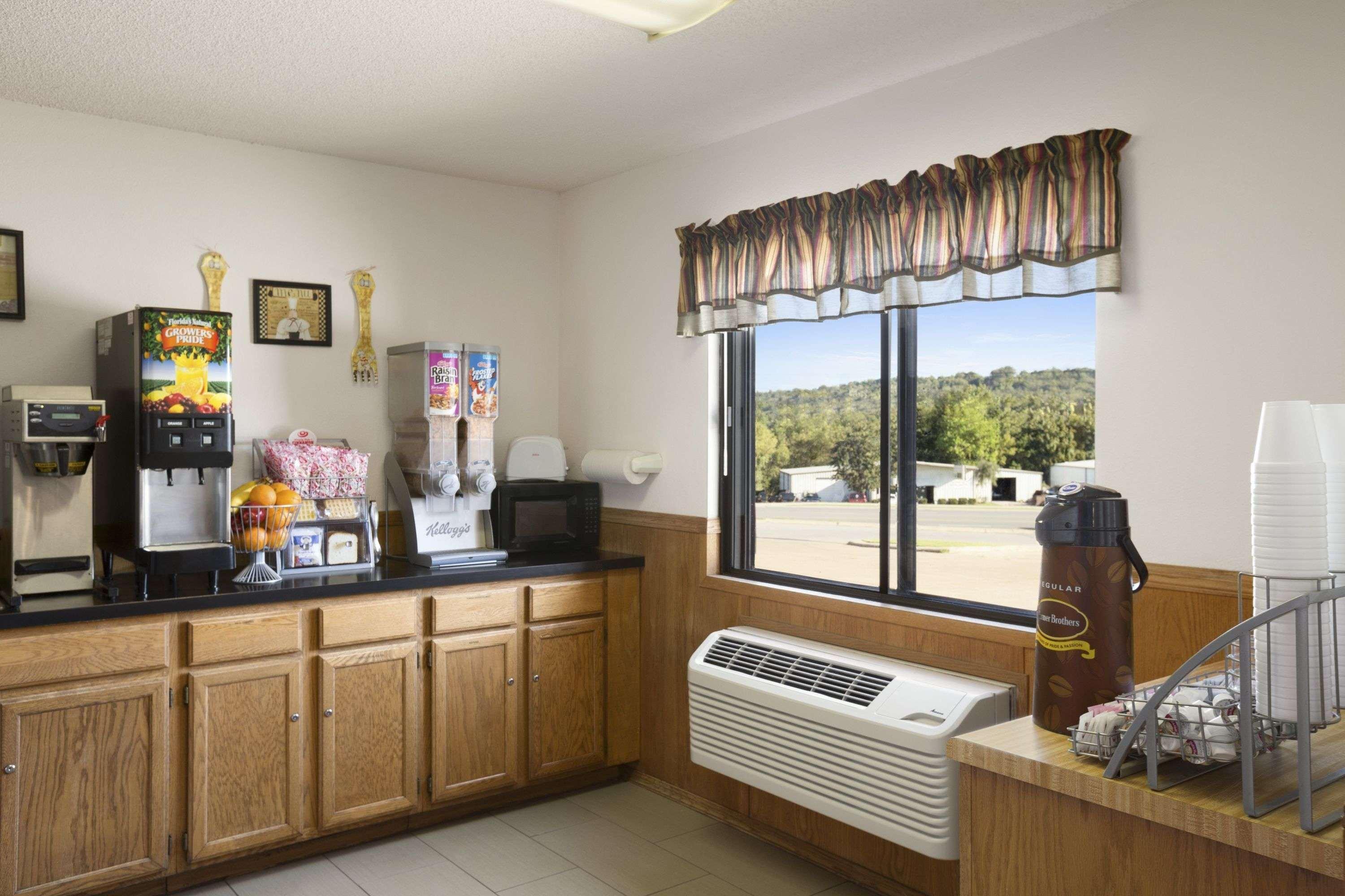 Super 8 By Wyndham Batesville Bagian luar foto