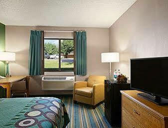 Super 8 By Wyndham Batesville Bagian luar foto